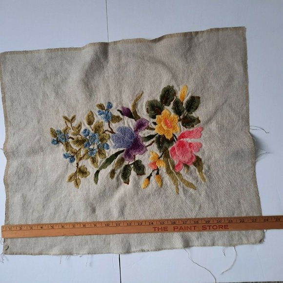 Handcrafted Needlework of Flowers Vintage 23.5 x 18 unframed. - Picture 5 of 5